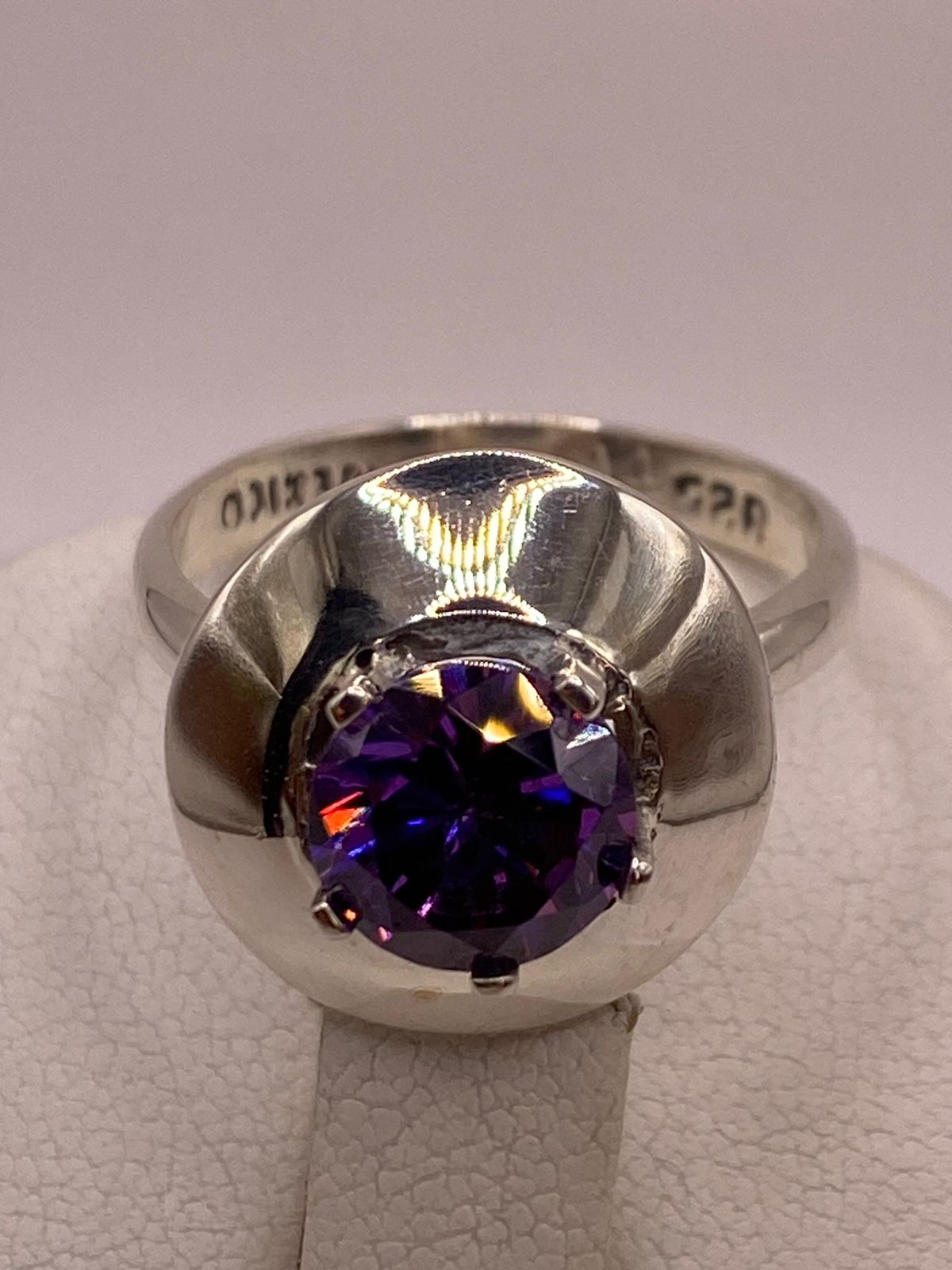 Anillo de Plata Ley 925 con Zirconia Violeta