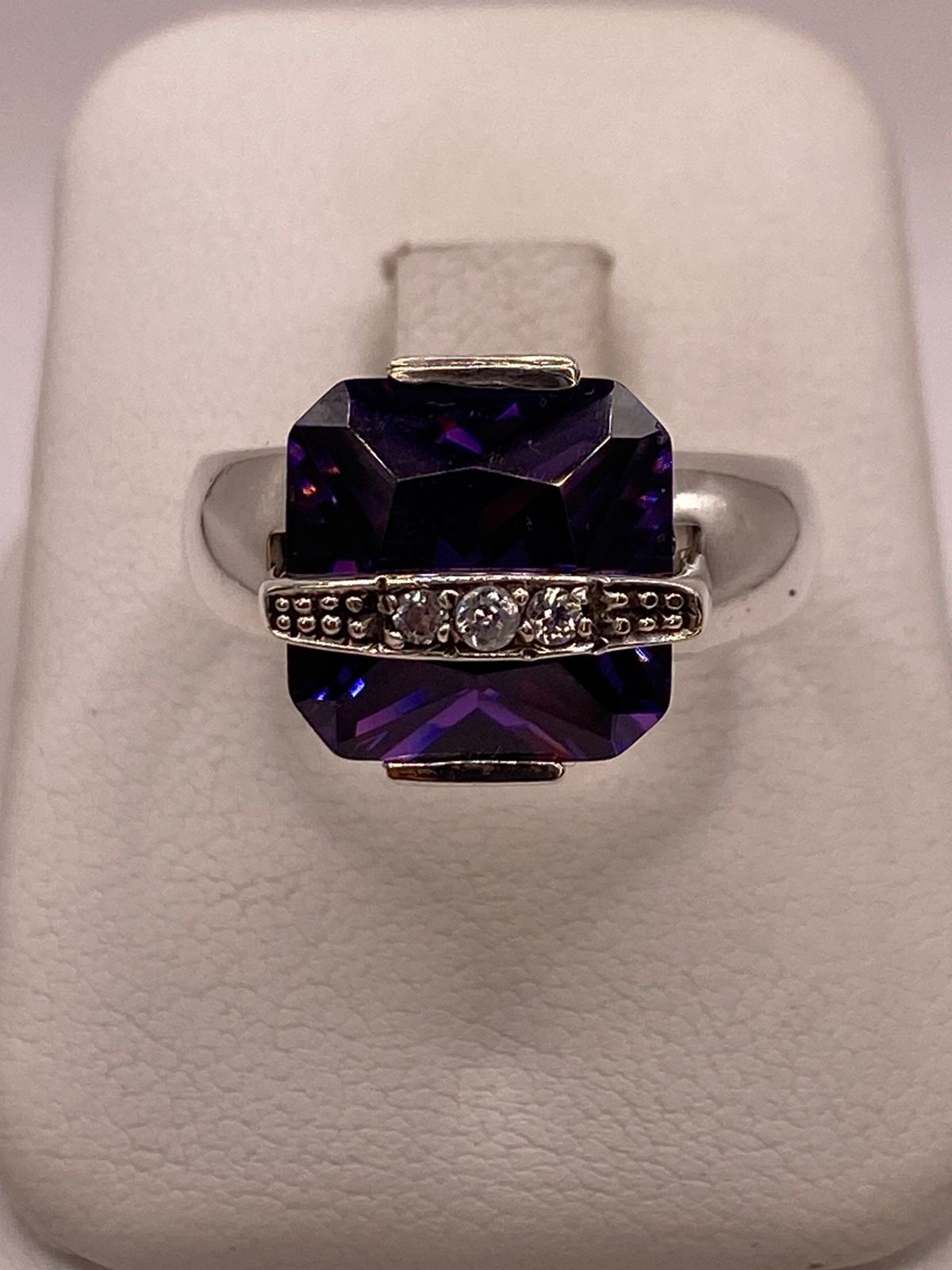 Anillo de Plata Ley 925 con Zirconia Violeta