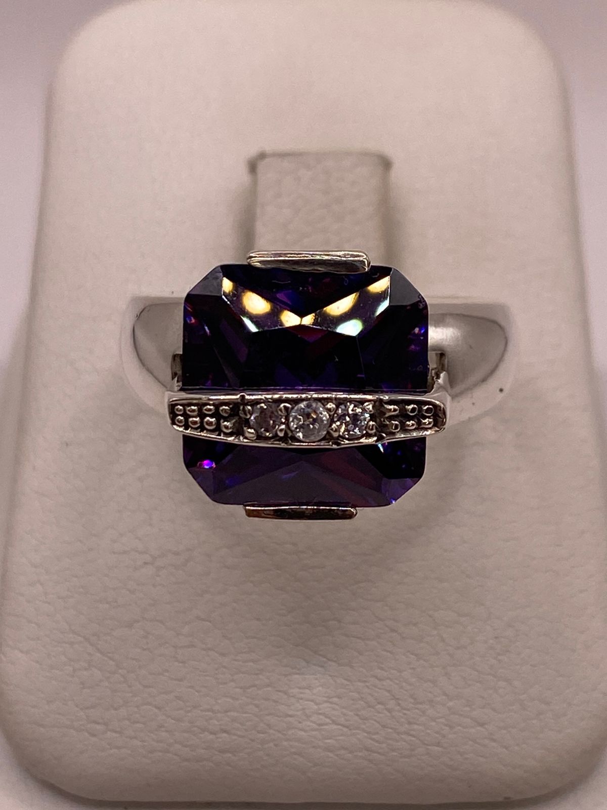 Anillo de Plata Ley 925 con Zirconia Violeta