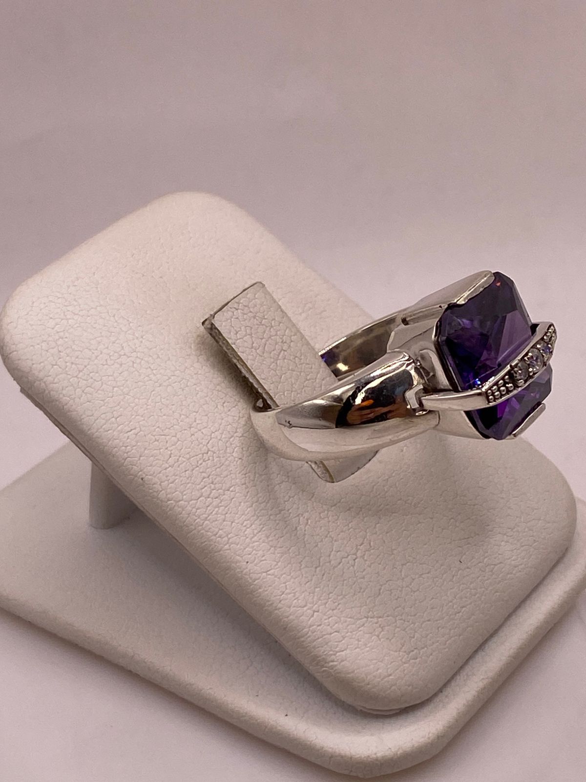 Anillo de Plata Ley 925 con Zirconia Violeta