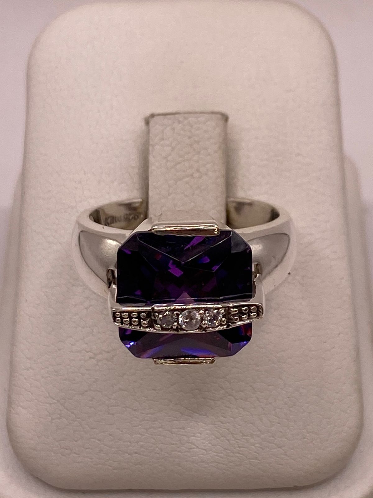 Anillo de Plata Ley 925 con Zirconia Violeta