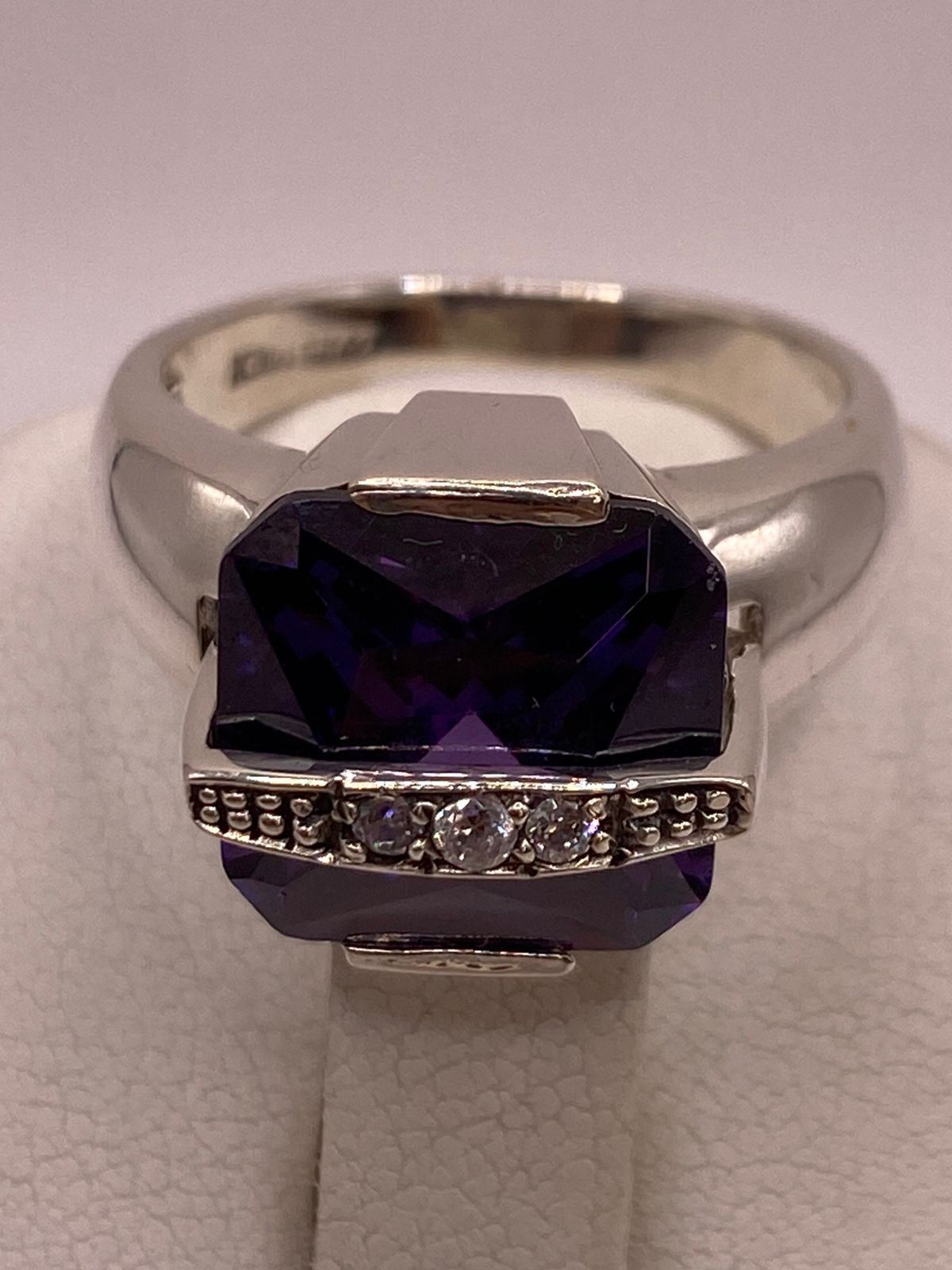 Anillo de Plata Ley 925 con Zirconia Violeta