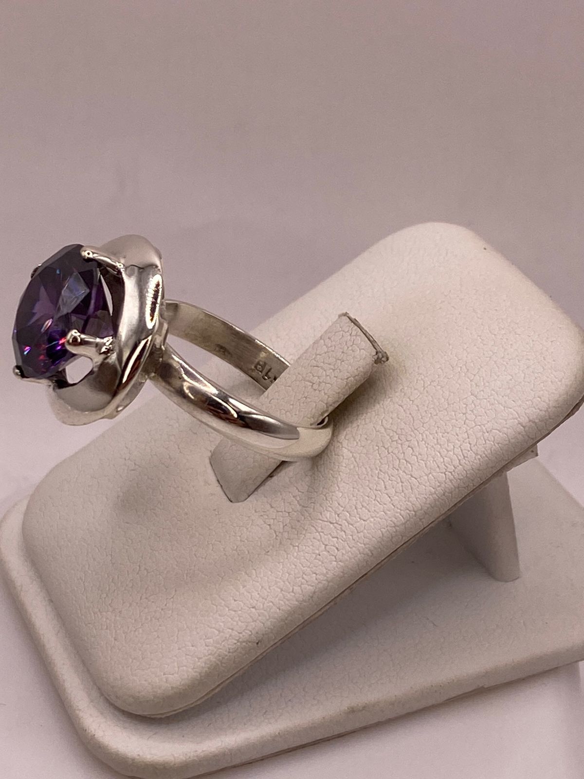 ANILLO DE PLATA LEY 925 CON ZIRCONIA VIOLETA REDONDA