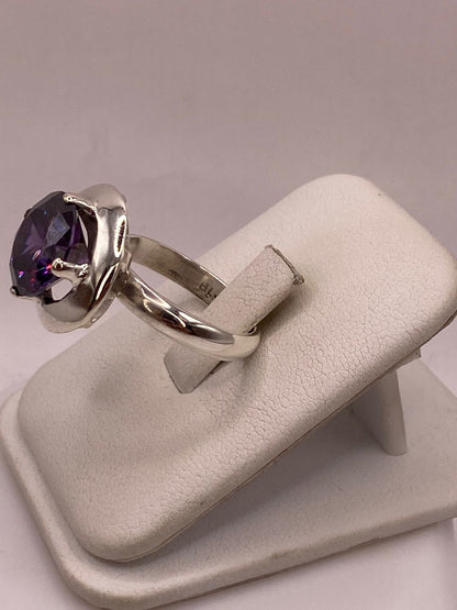 Anillo de Plata Ley 925 con Zirconia Violeta Redonda
