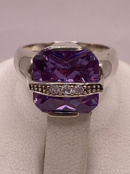 Anillo de Plata Ley 925 con Zirconia Violeta y Zirconias Blancas, vista superior