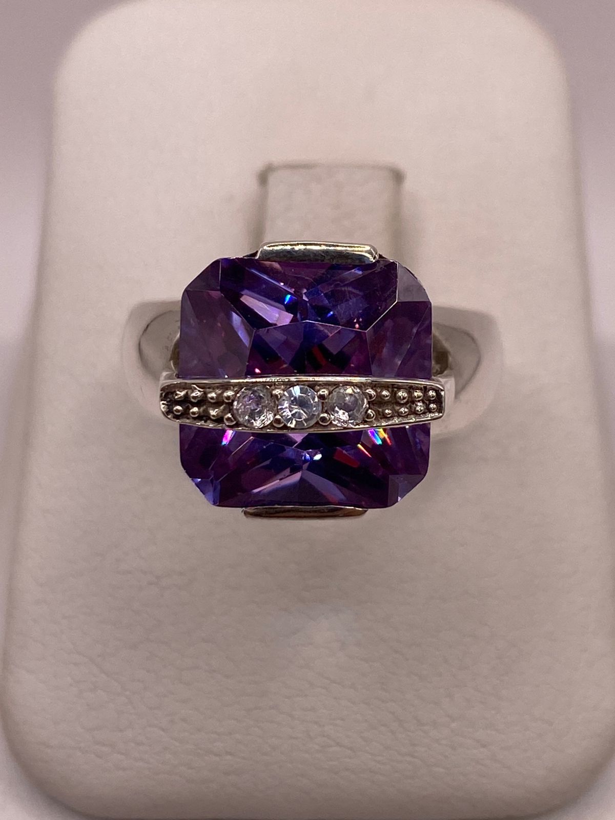 ANILLO DE PLATA LEY 925 CON ZIRCONIA VIOLETA Y ZIRCONIAS BLANCAS