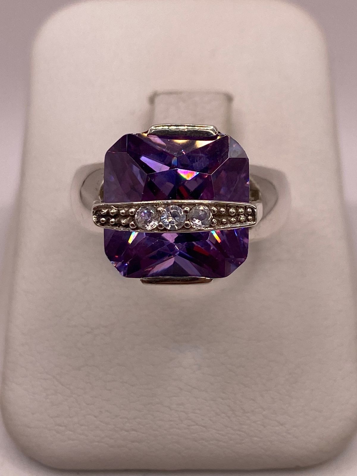 ANILLO DE PLATA LEY 925 CON ZIRCONIA VIOLETA Y ZIRCONIAS BLANCAS