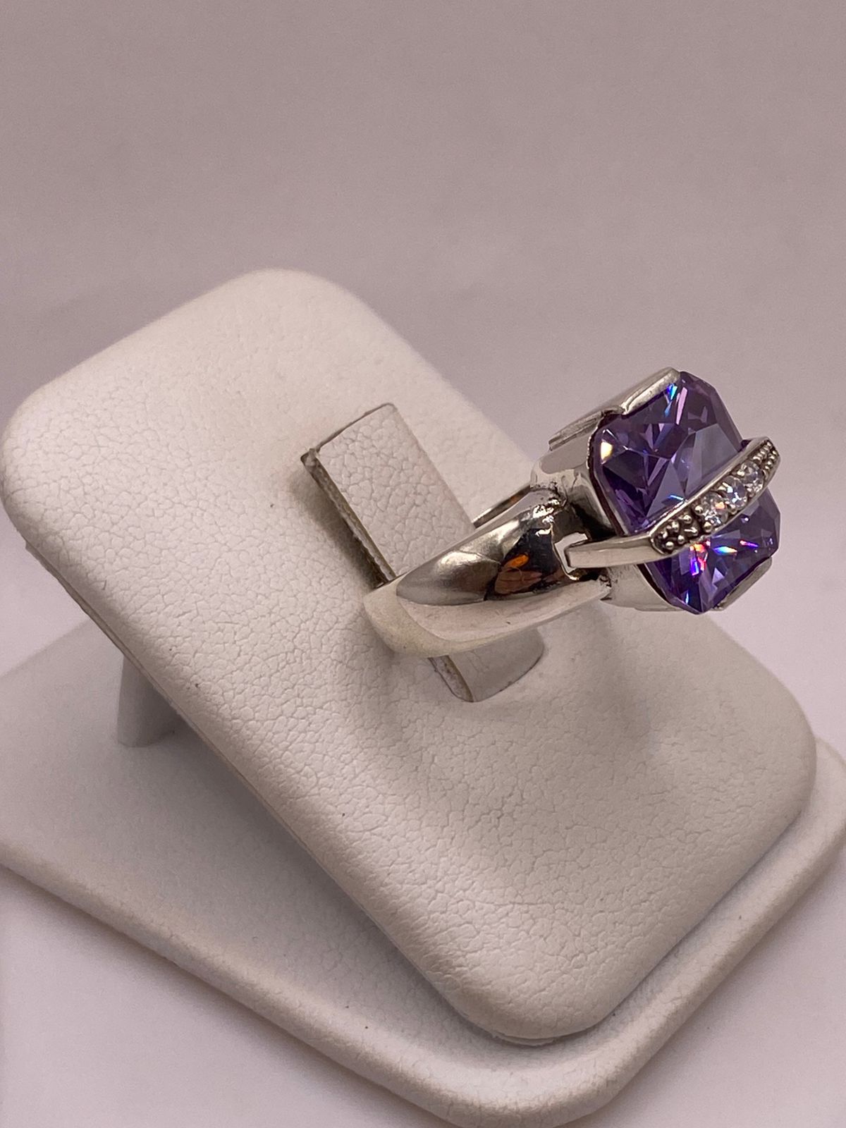 ANILLO DE PLATA LEY 925 CON ZIRCONIA VIOLETA Y ZIRCONIAS BLANCAS