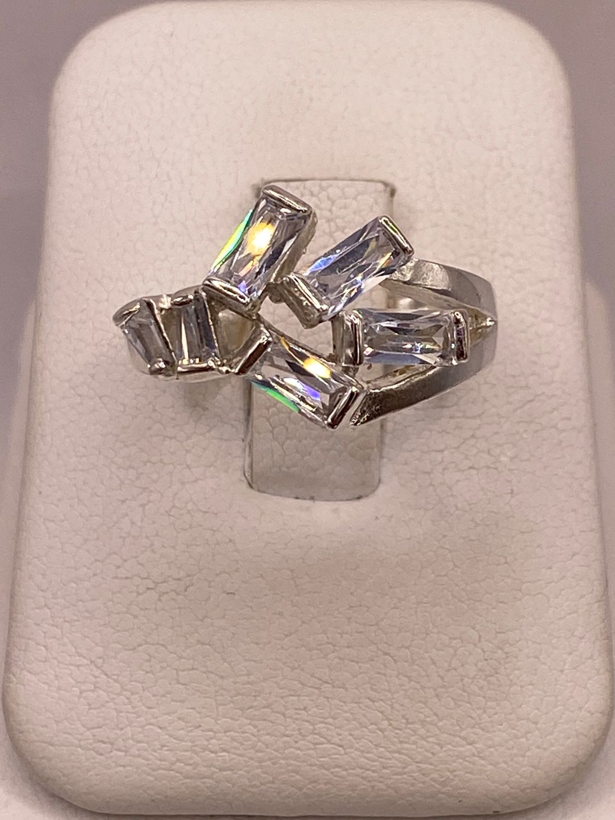 Anillo de Plata Ley 925 con Zirconias Blancas Rectangulares
