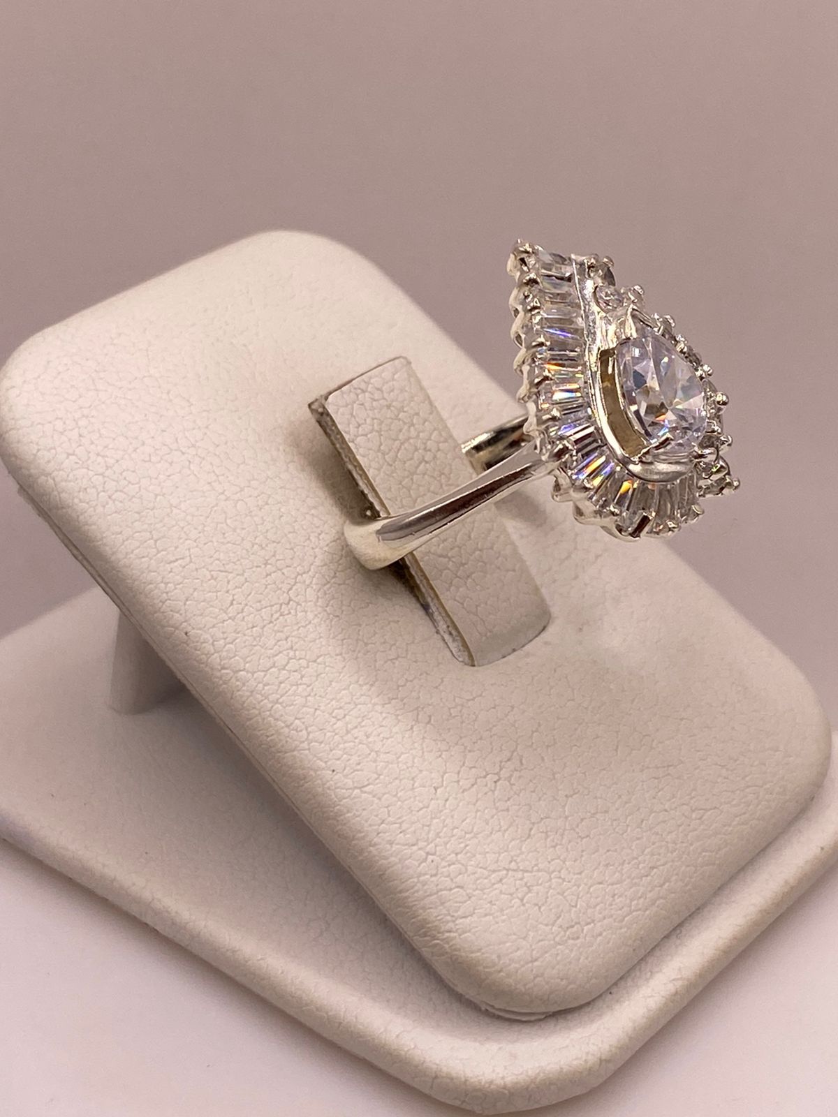 Anillo de Plata Ley 925 con Zirconias Blancas Tipo Gota