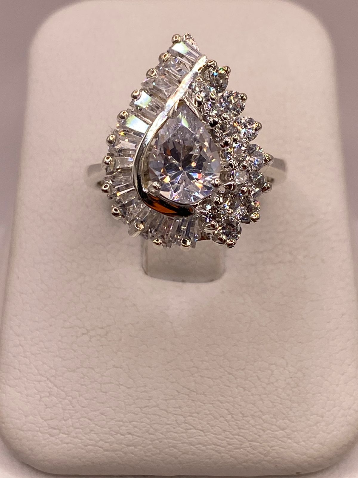 Anillo de Plata Ley 925 con Zirconias Blancas Tipo Gota