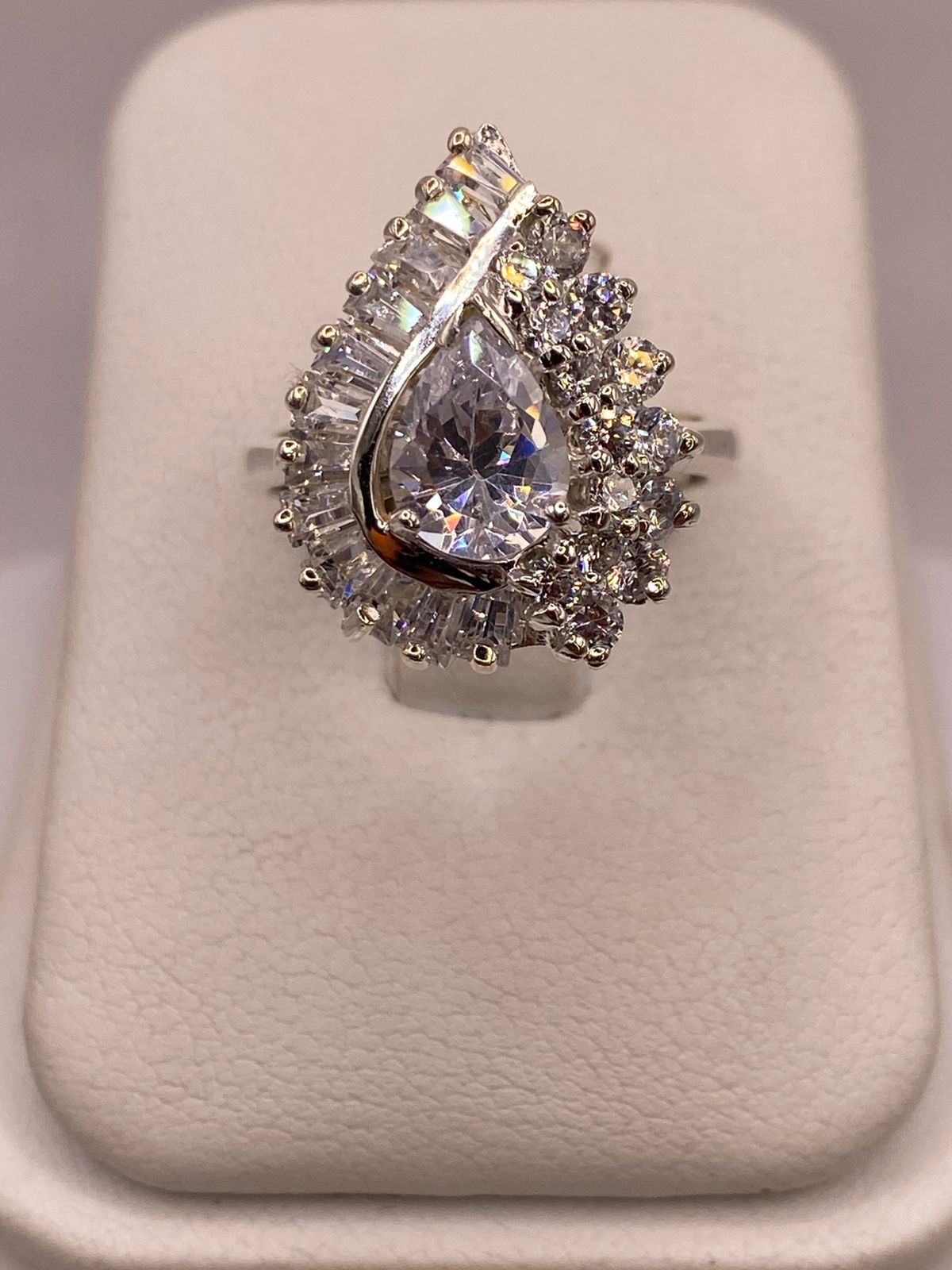 Anillo de Plata Ley 925 con Zirconias Blancas Tipo Gota