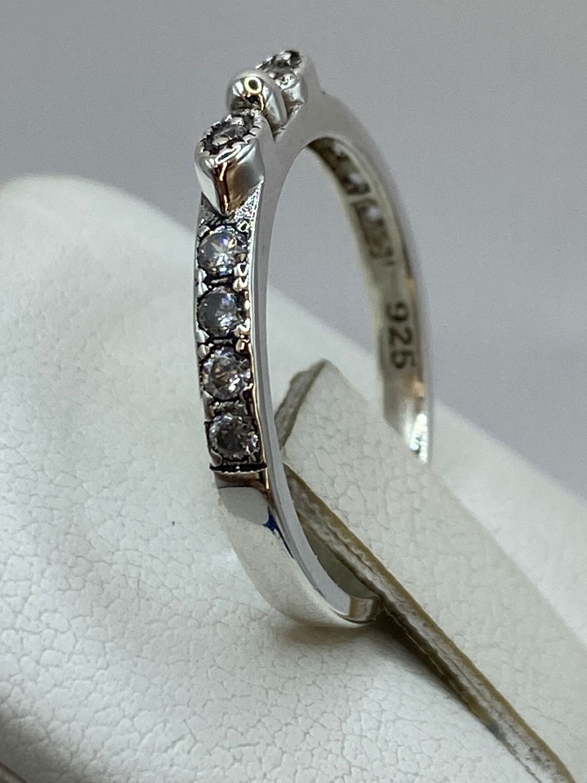 Anillo de Plata Ley 925 con Zirconias y Detalle Central
