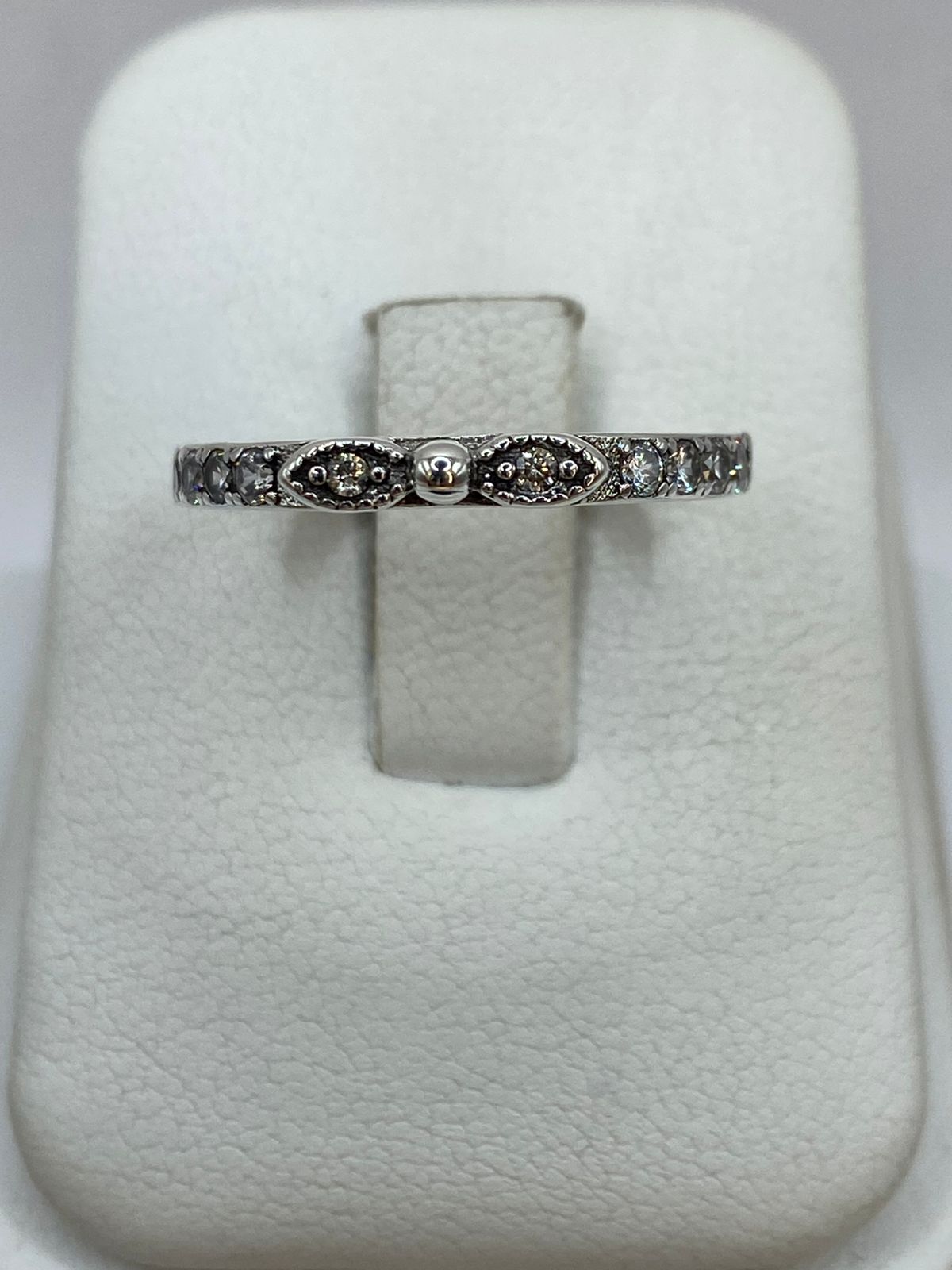 Anillo de Plata Ley 925 con Zirconias y Detalle Central