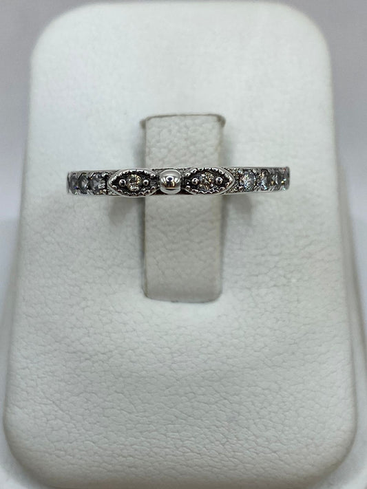 ANILLO DE PLATA LEY 925 CON ZIRCONIAS Y DETALLE CENTRAL