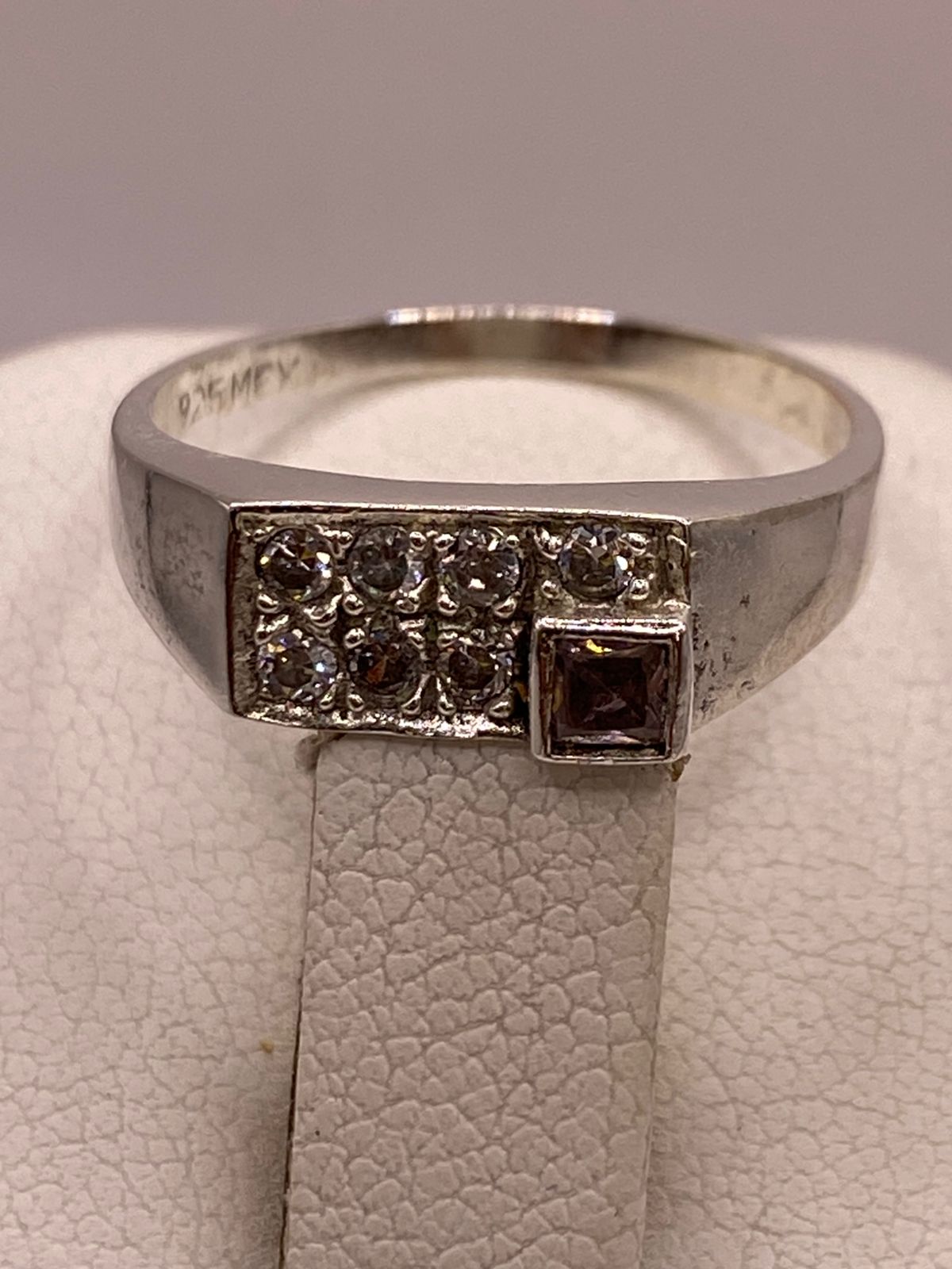 Anillo de Plata Ley 925 con Zirconias Diseño Geométrico Elegante