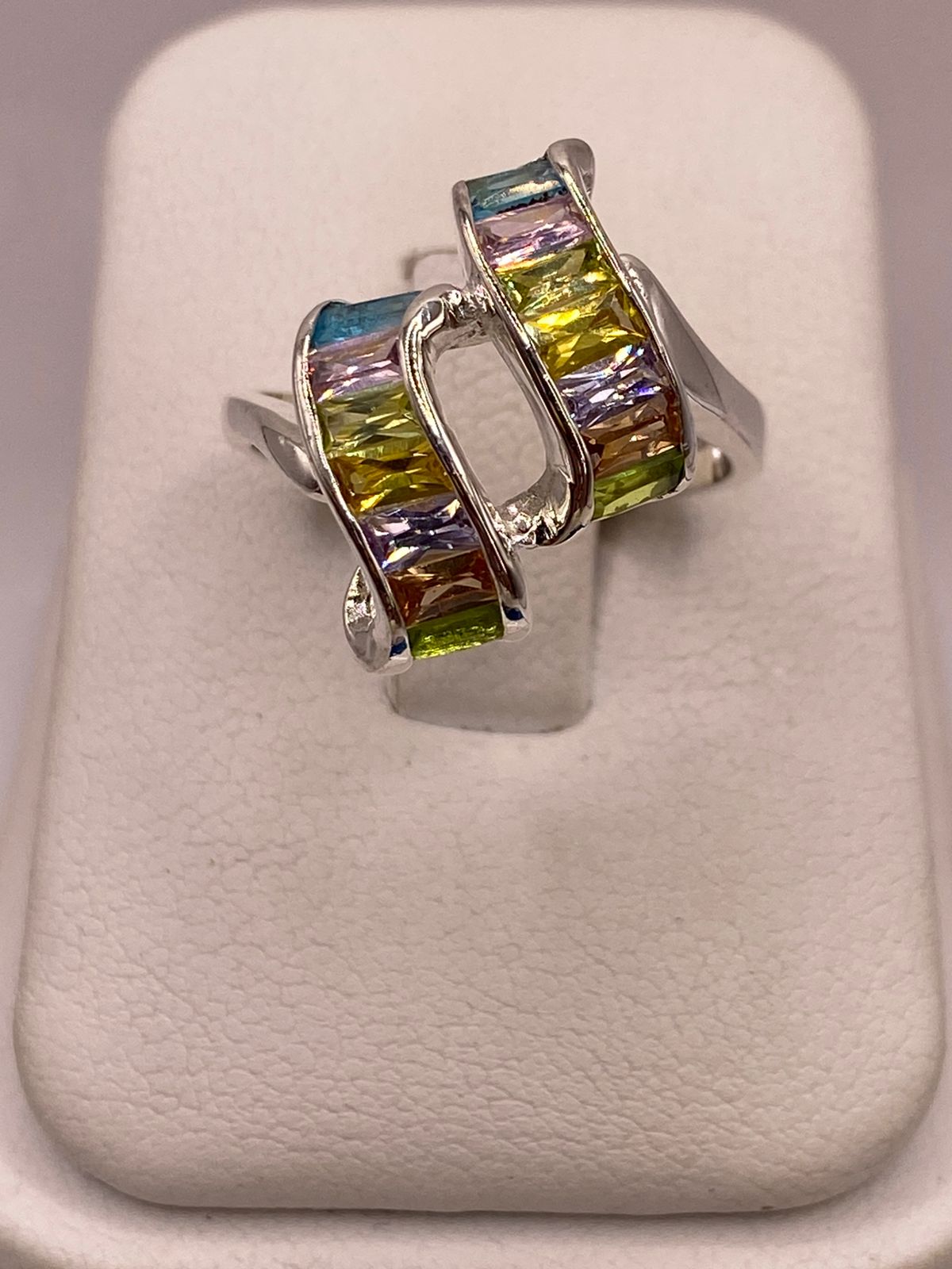 Anillo de Plata Ley 925 con Zirconias Multicolor Diseño Moderno Escultural