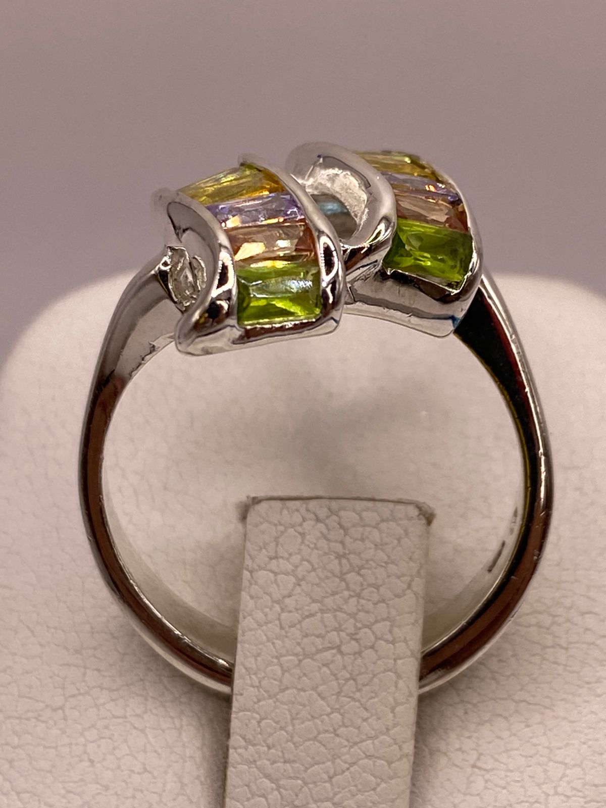 Anillo de Plata Ley 925 con Zirconias Multicolor Diseño Moderno Escultural