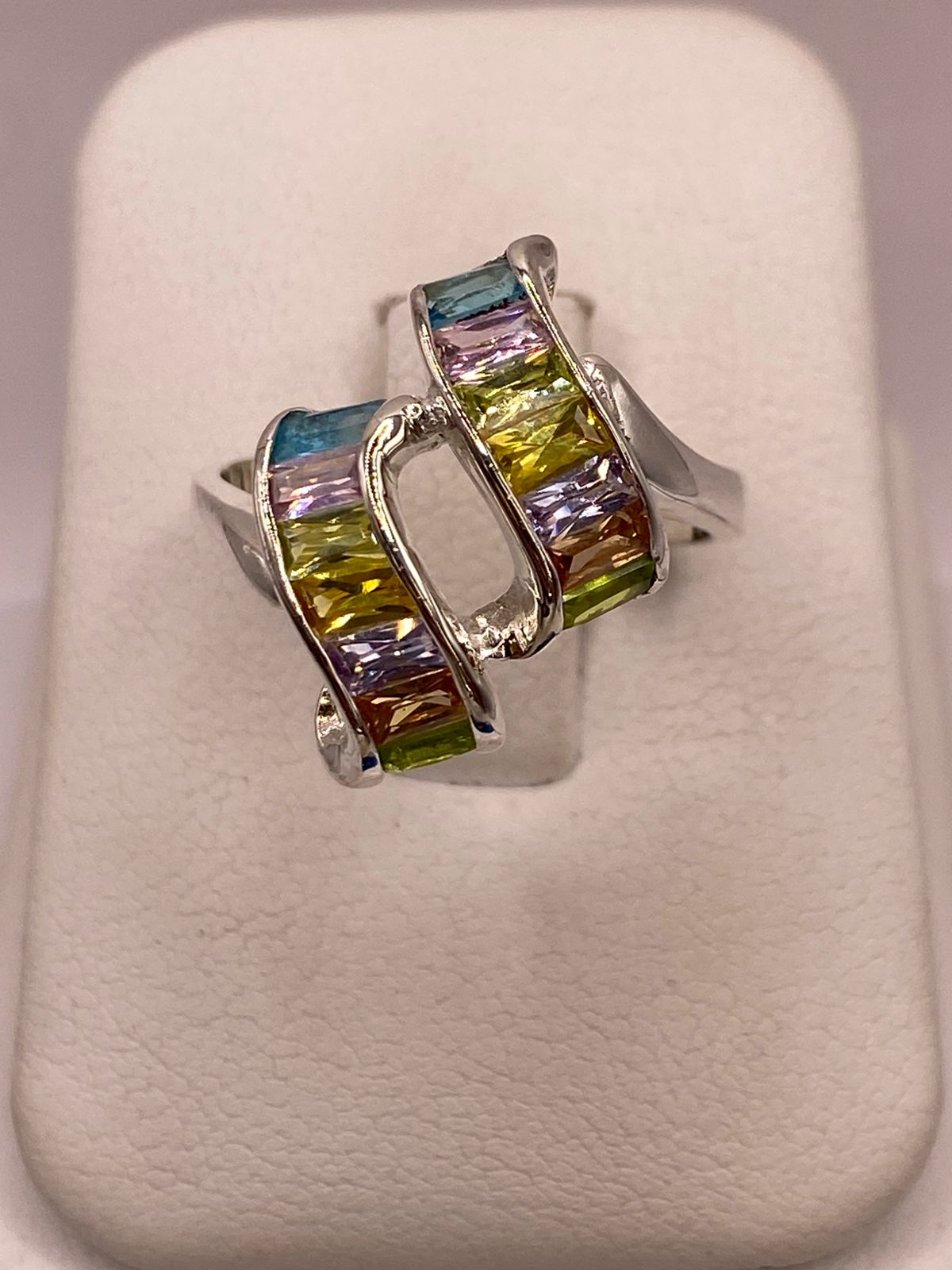 Anillo de Plata Ley 925 con Zirconias Multicolor Diseño Moderno Escultural