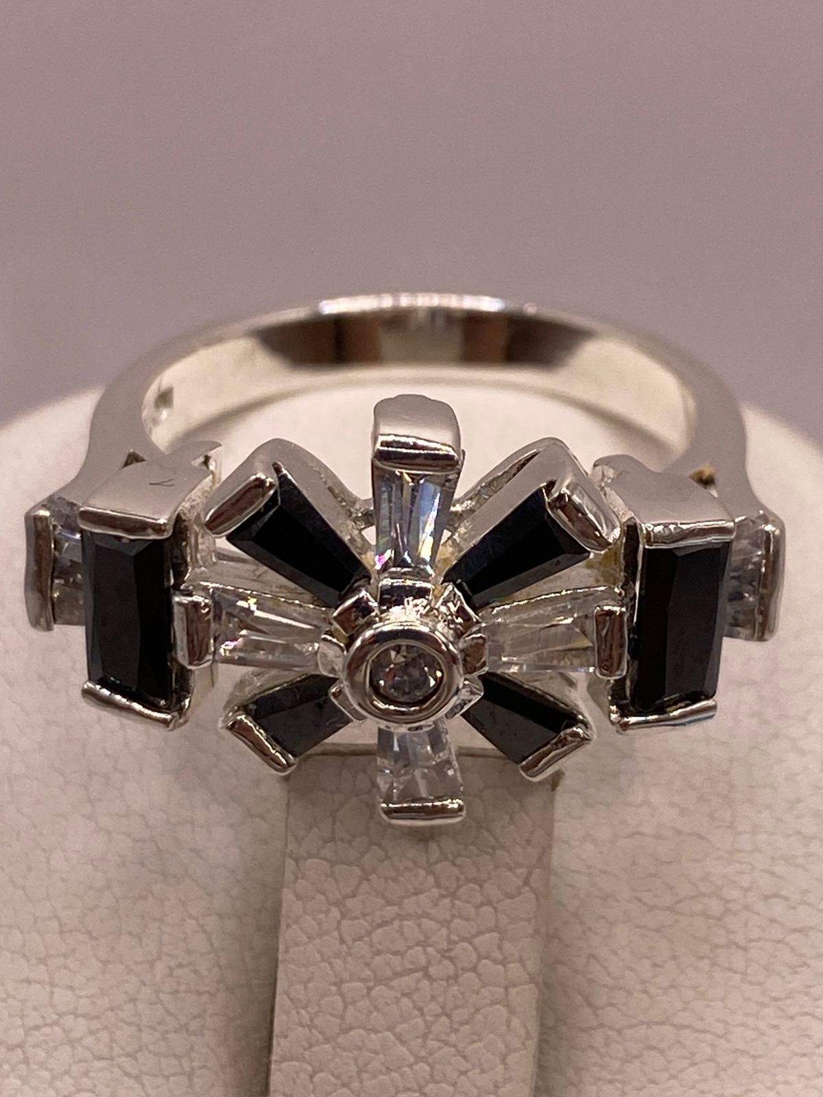 Anillo de Plata Ley 925 con Zirconias Negras y Blancas Tipo Estrella