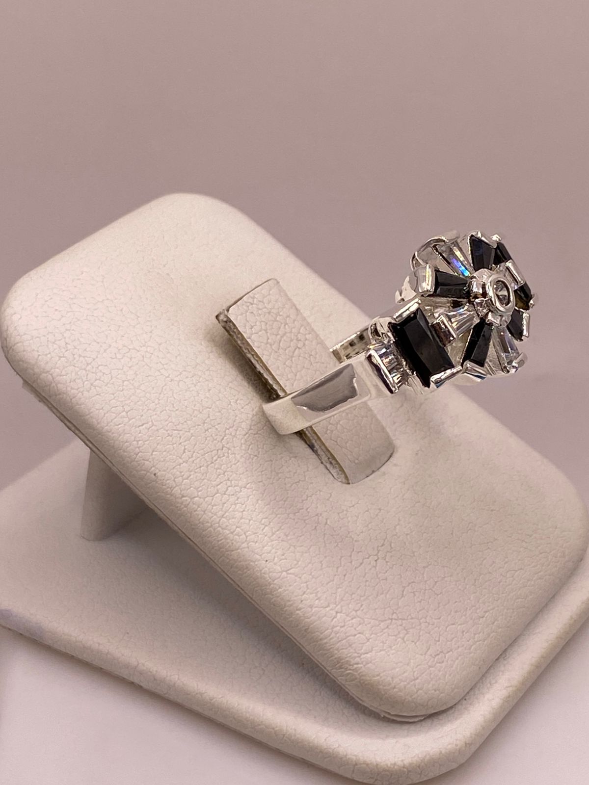 Anillo de Plata Ley 925 con Zirconias Negras y Blancas Tipo Estrella