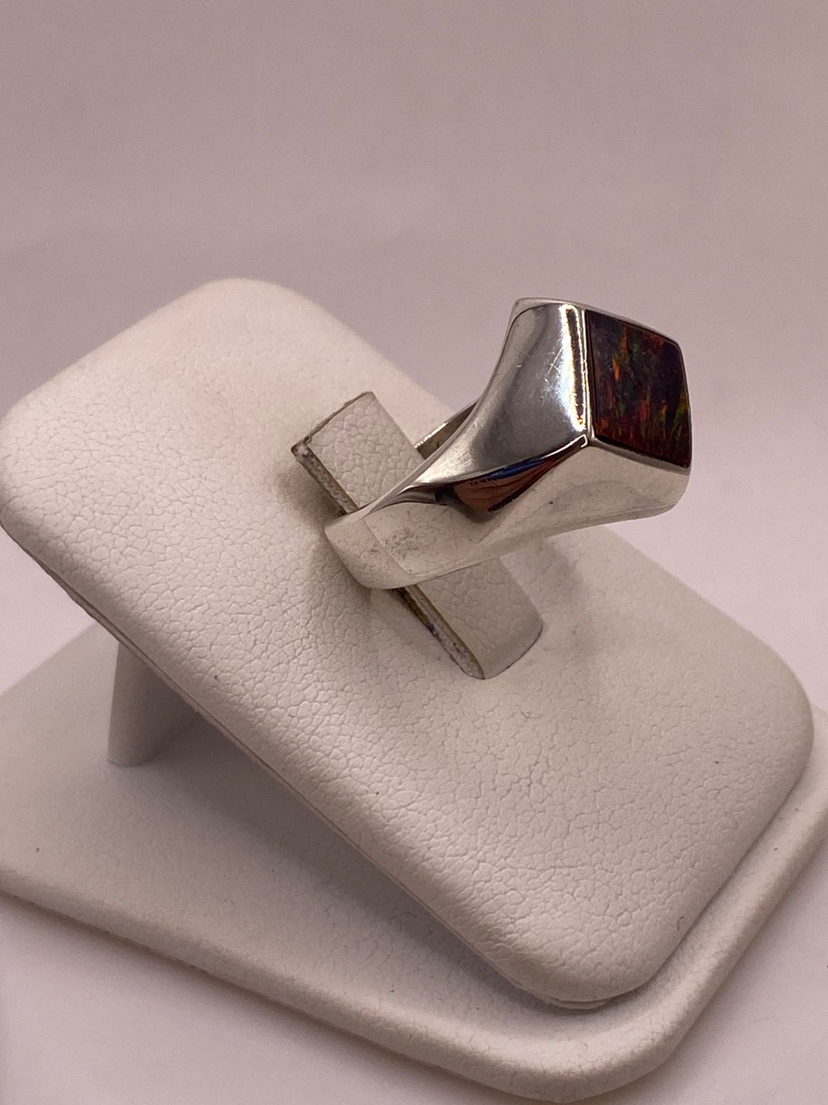 ANILLO DE PLATA LEY 950 CON ÓPALO DE FUEGO ROJO