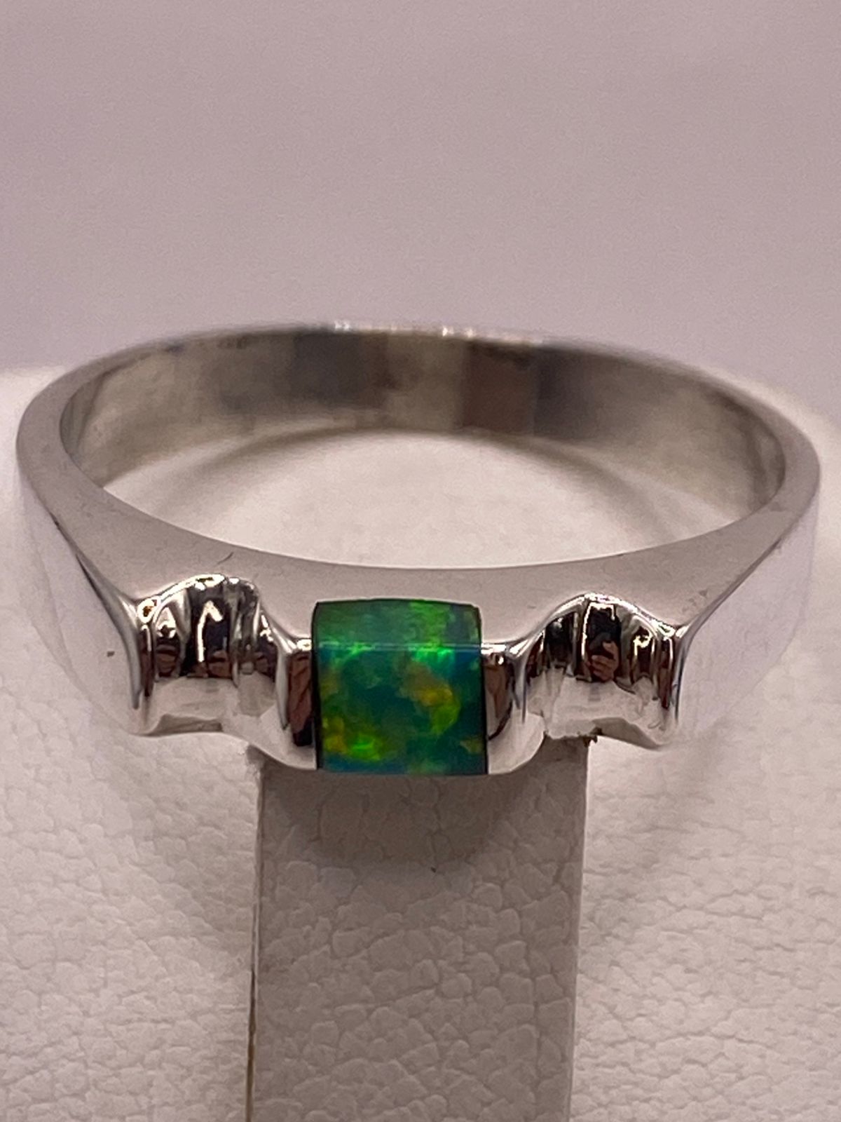 ANILLO DE PLATA LEY 950 CON ÓPALO DE FUEGO VERDE CUADRADO