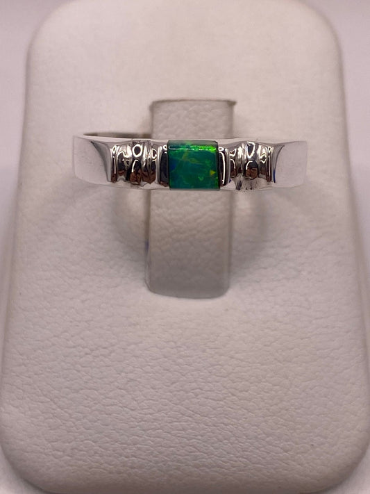 Anillo de Plata Ley 950 con Ópalo de Fuego Verde Cuadrado, vista frontal