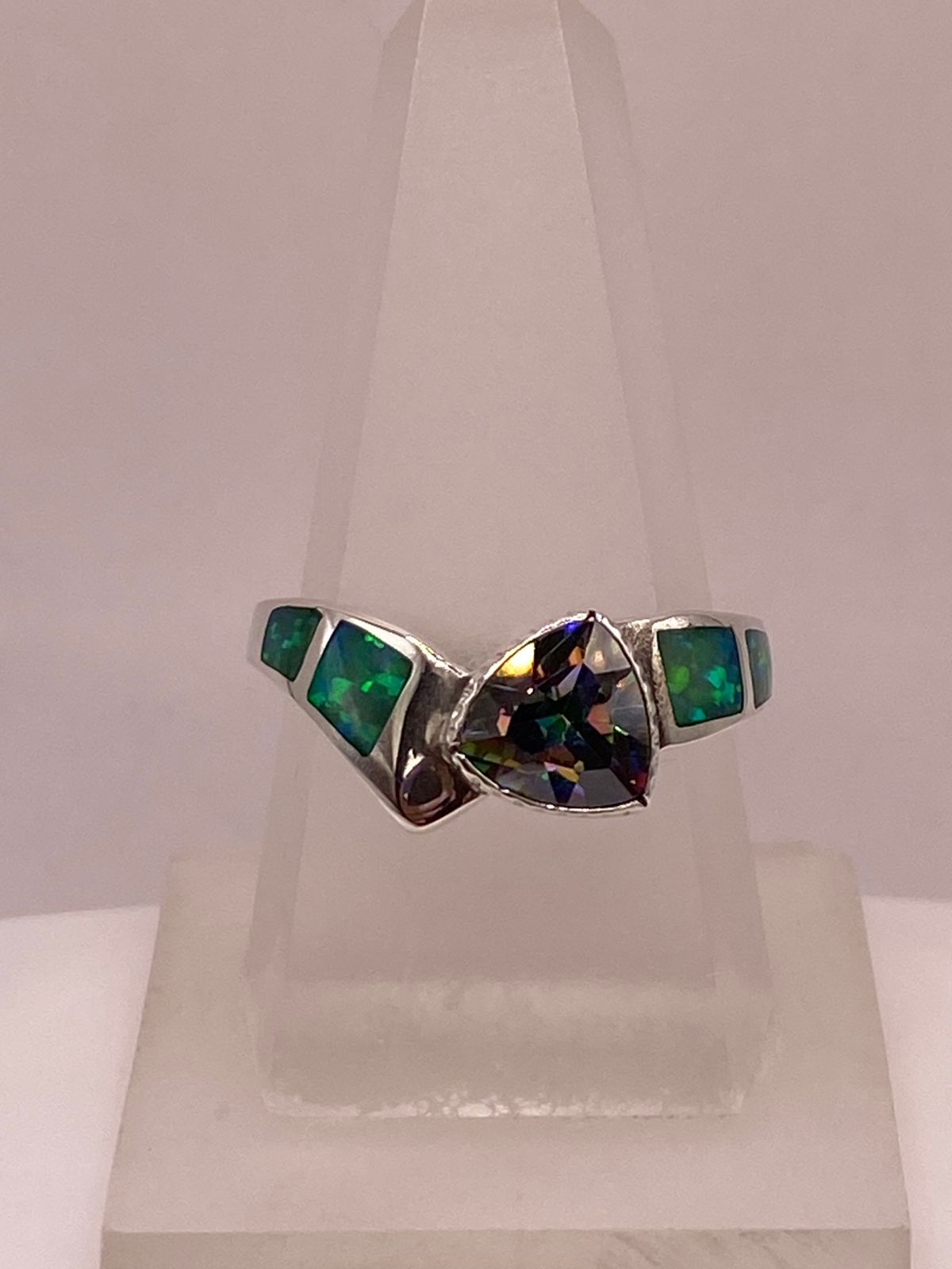 Anillo de Plata Ley 950 con Ópalo de Fuego Verde Iridiscente y Zirconia Multicolor