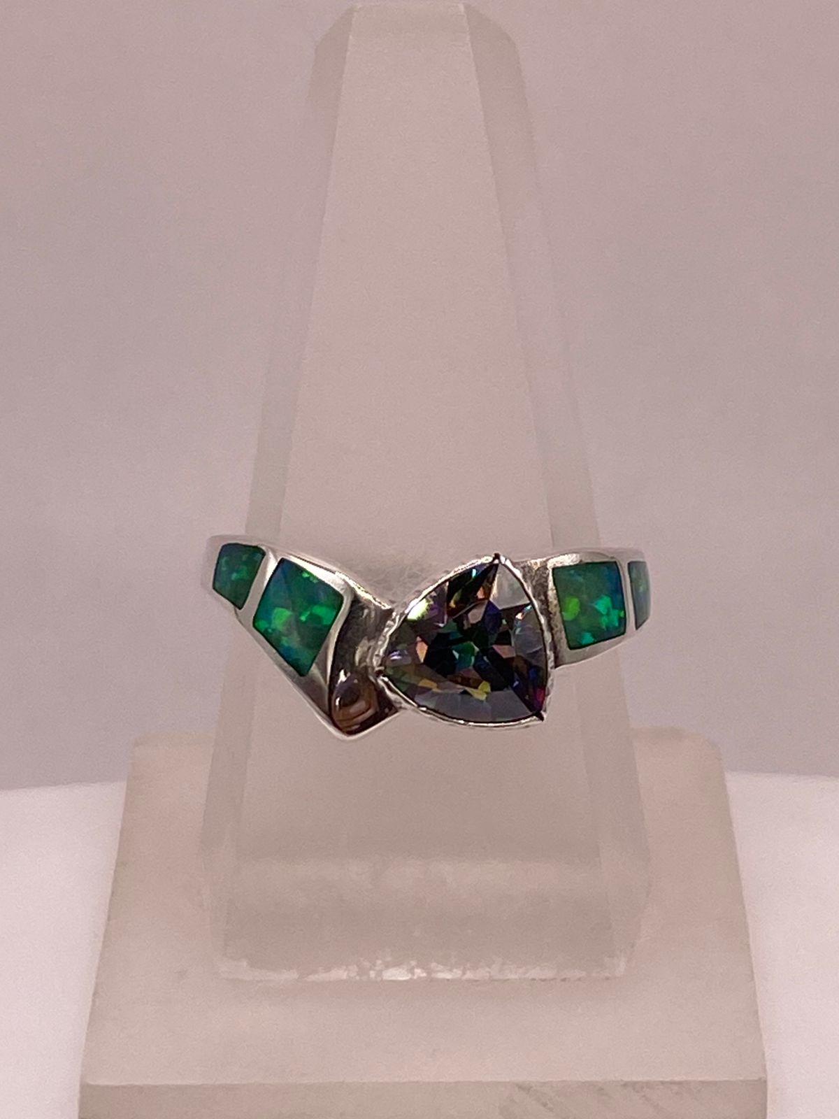 Anillo de Plata Ley 950 con Ópalo de Fuego Verde Iridiscente y Zirconia Multicolor