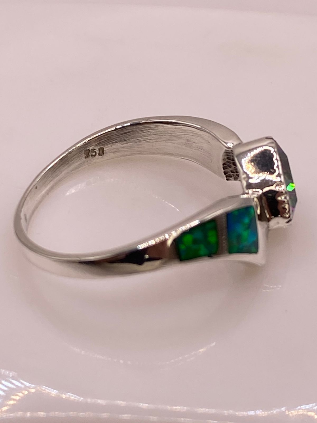 Anillo de Plata Ley 950 con Ópalo de Fuego Verde Iridiscente y Zirconia Multicolor