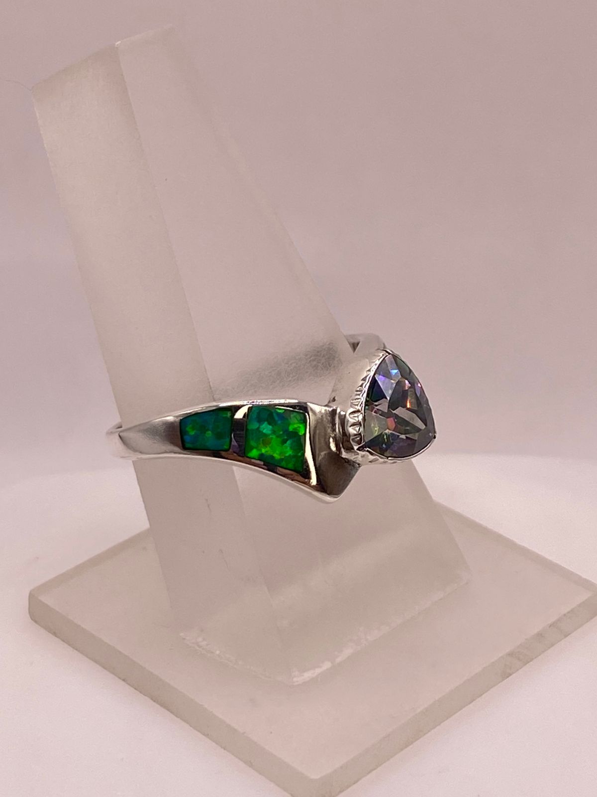 Anillo de Plata Ley 950 con Ópalo de Fuego Verde Iridiscente y Zirconia Multicolor