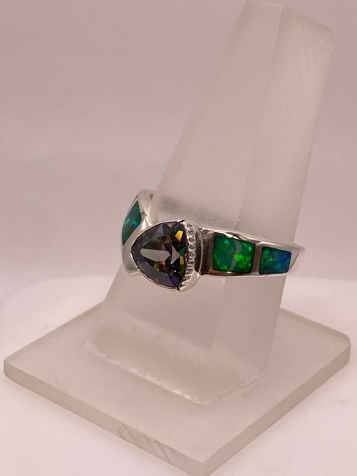 Anillo de Plata Ley 950 con Ópalo de Fuego Verde Iridiscente y Zirconia Multicolor