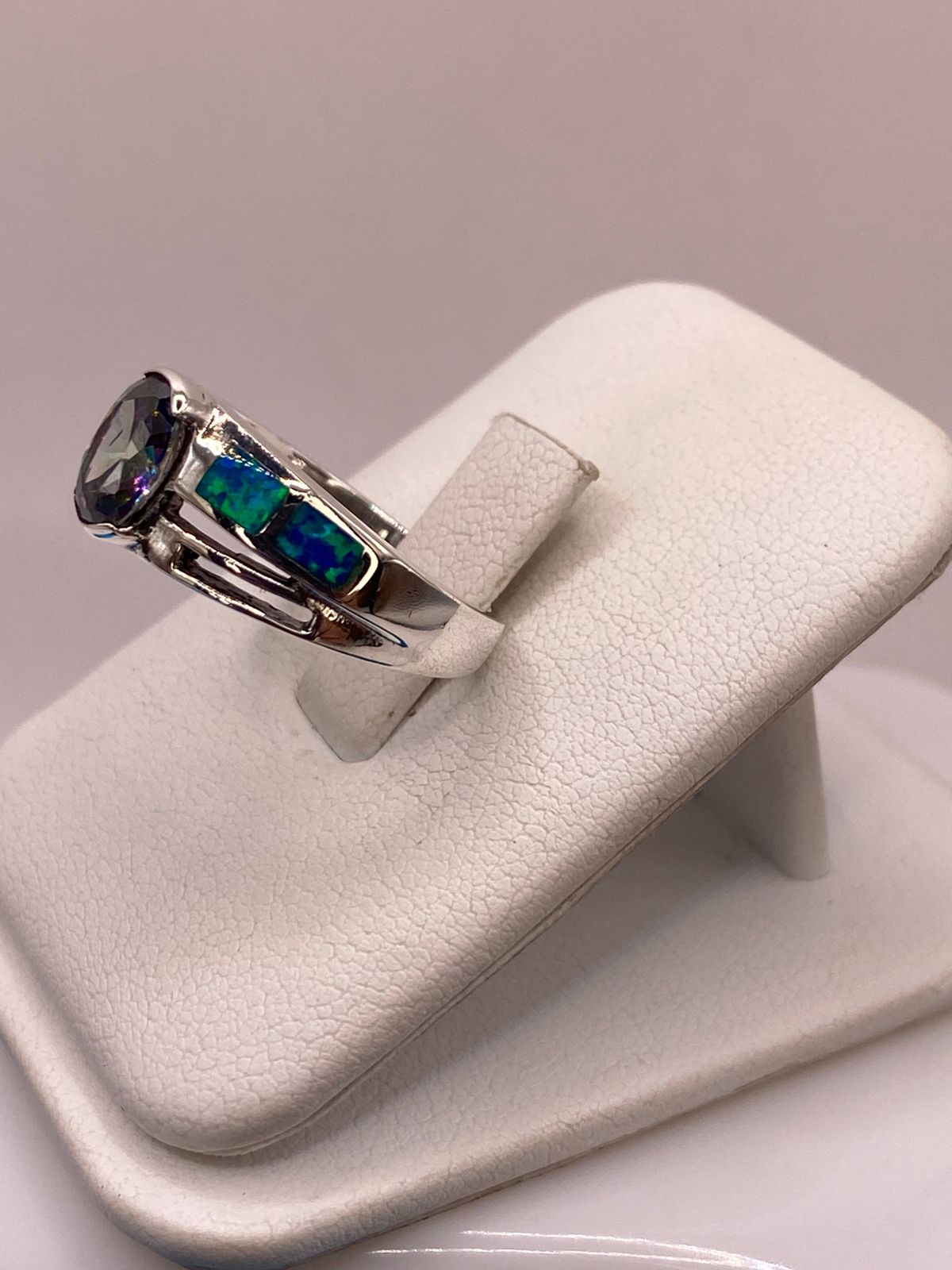 Anillo de Plata Ley 950 con Ópalo de Fuego y Zirconia Tornasol