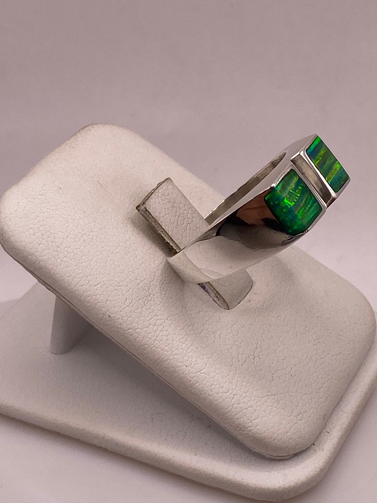 ANILLO DE PLATA LEY 950 CON ÓPALO IRIDISCENTE