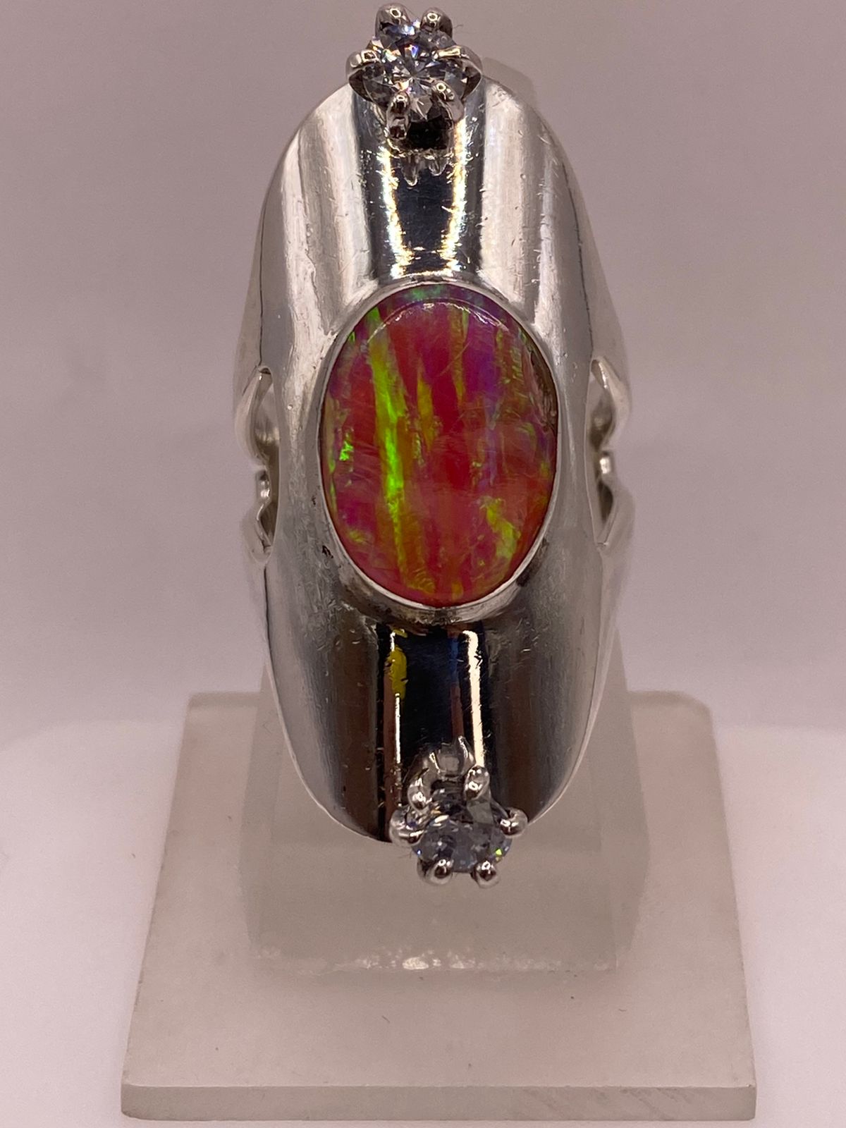 ANILLO DE PLATA LEY 950 CON ÓPALO MULTICOLOR