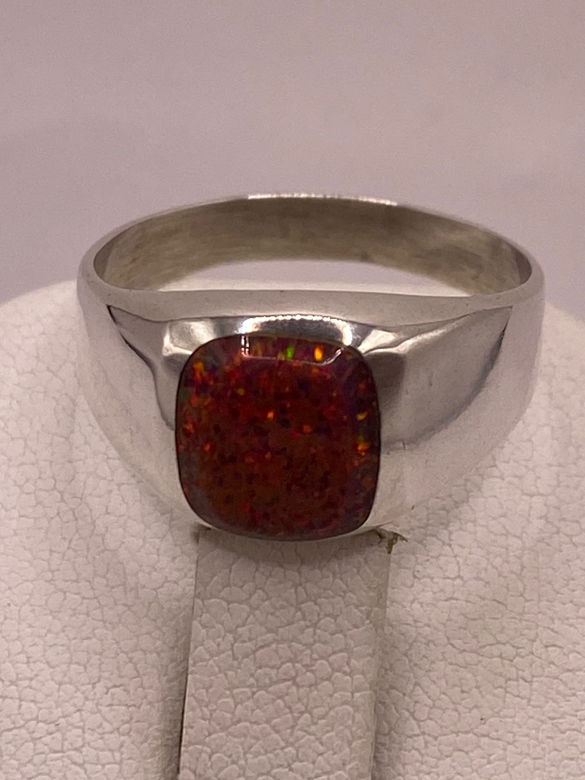 Anillo de Plata Ley 950 con Ópalo Rojo Iridiscente