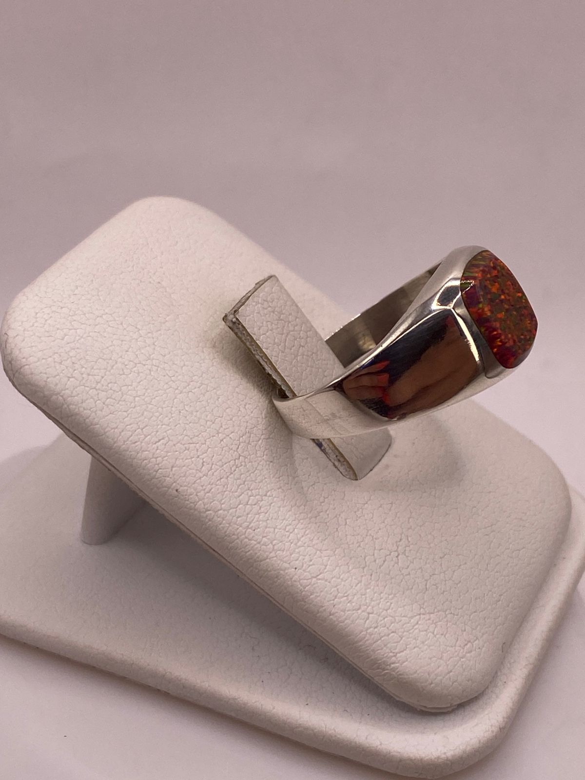 Anillo de Plata Ley 950 con Ópalo Rojo Iridiscente