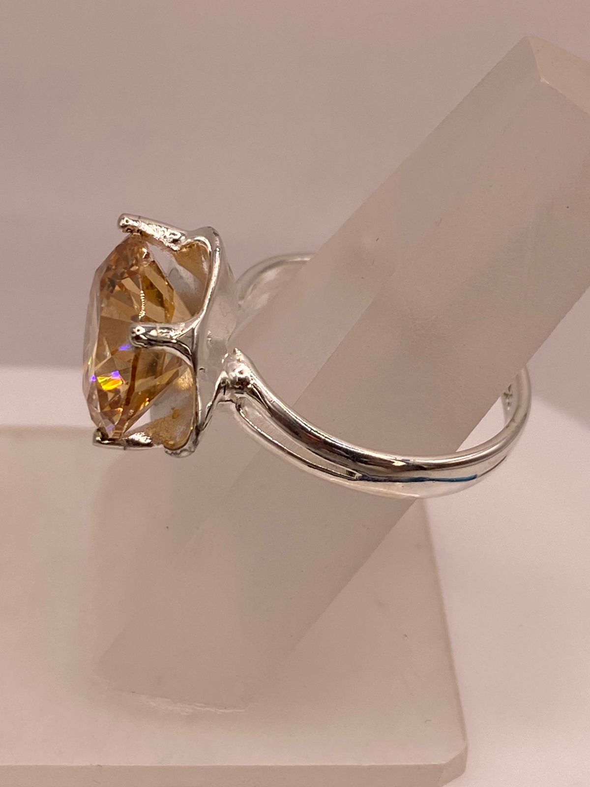 Anillo de Plata con Zirconia Dorada Corte Redondo Estilo Elegante 💍✨