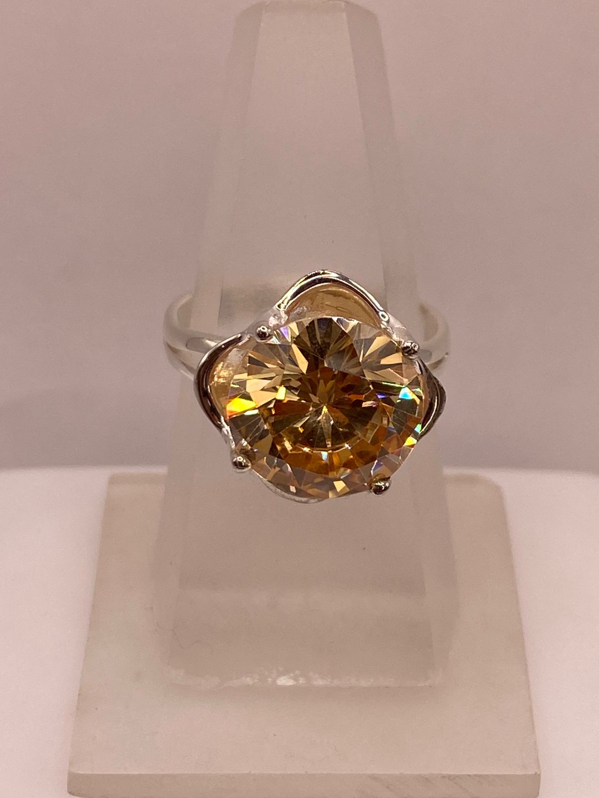 Anillo de Plata con Zirconia Dorada Corte Redondo Estilo Elegante 💍✨ — ángulo diagonal