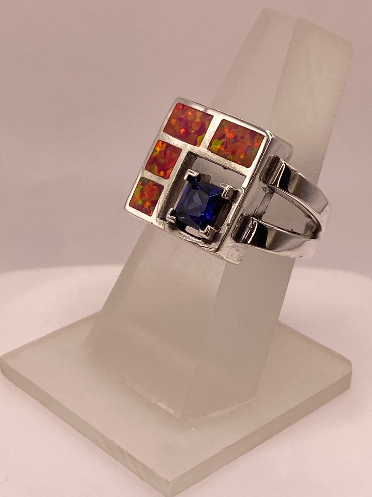Anillo de Plata .950 con Ópalo de Fuego y Zirconia Azul Diseño Geométrico Moderno