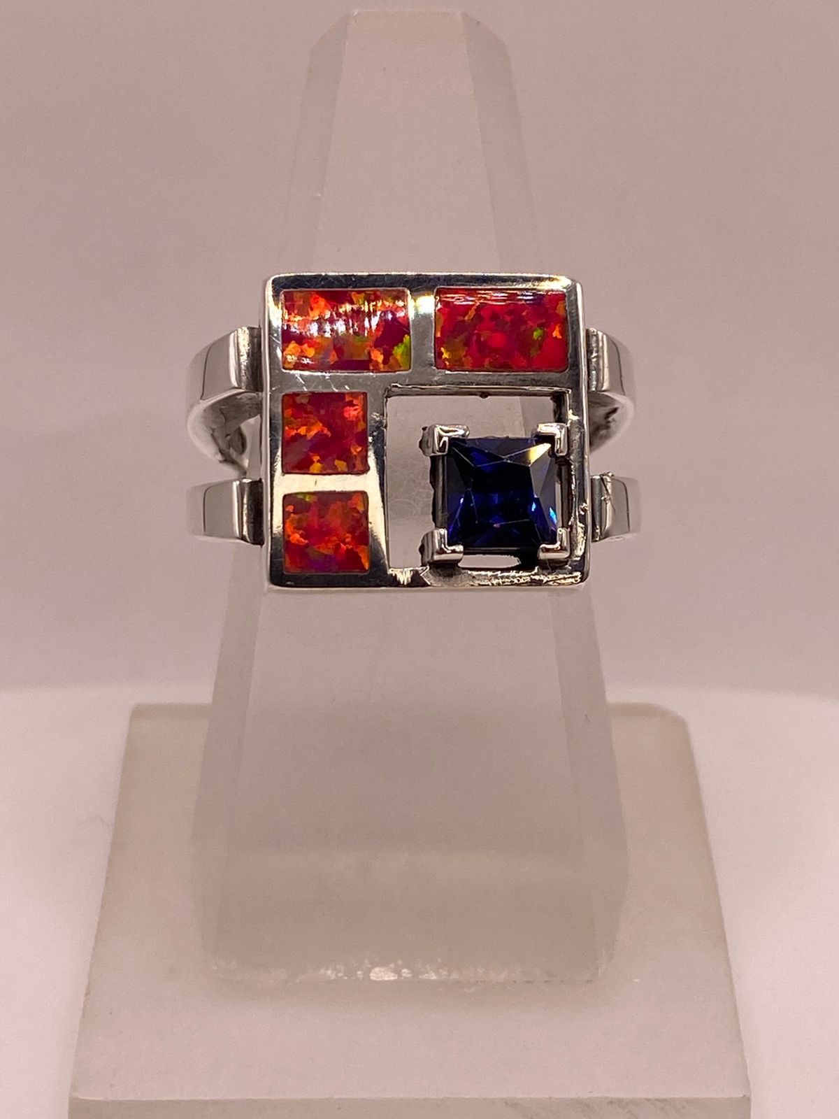 Anillo de Plata .950 con Ópalo de Fuego y Zirconia Azul Diseño Geométrico Moderno