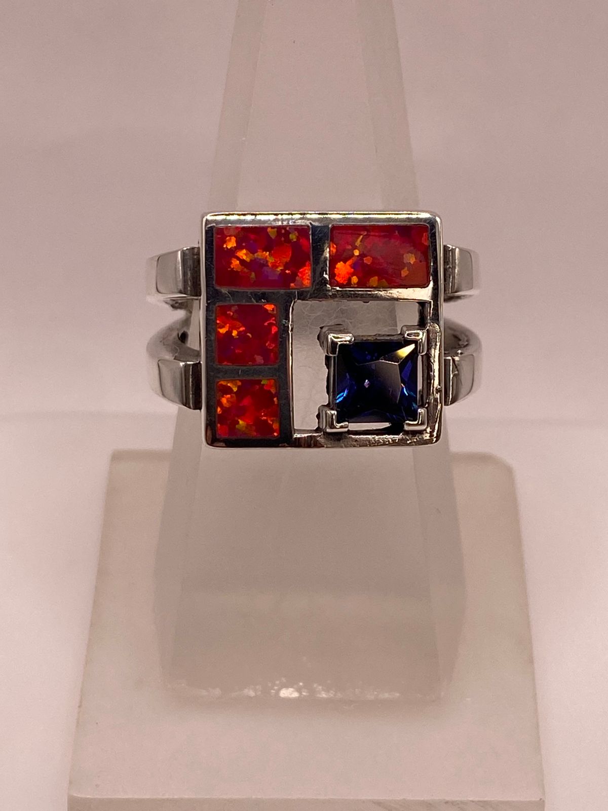 Anillo de Plata .950 con Ópalo de Fuego y Zirconia Azul Diseño Geométrico Moderno