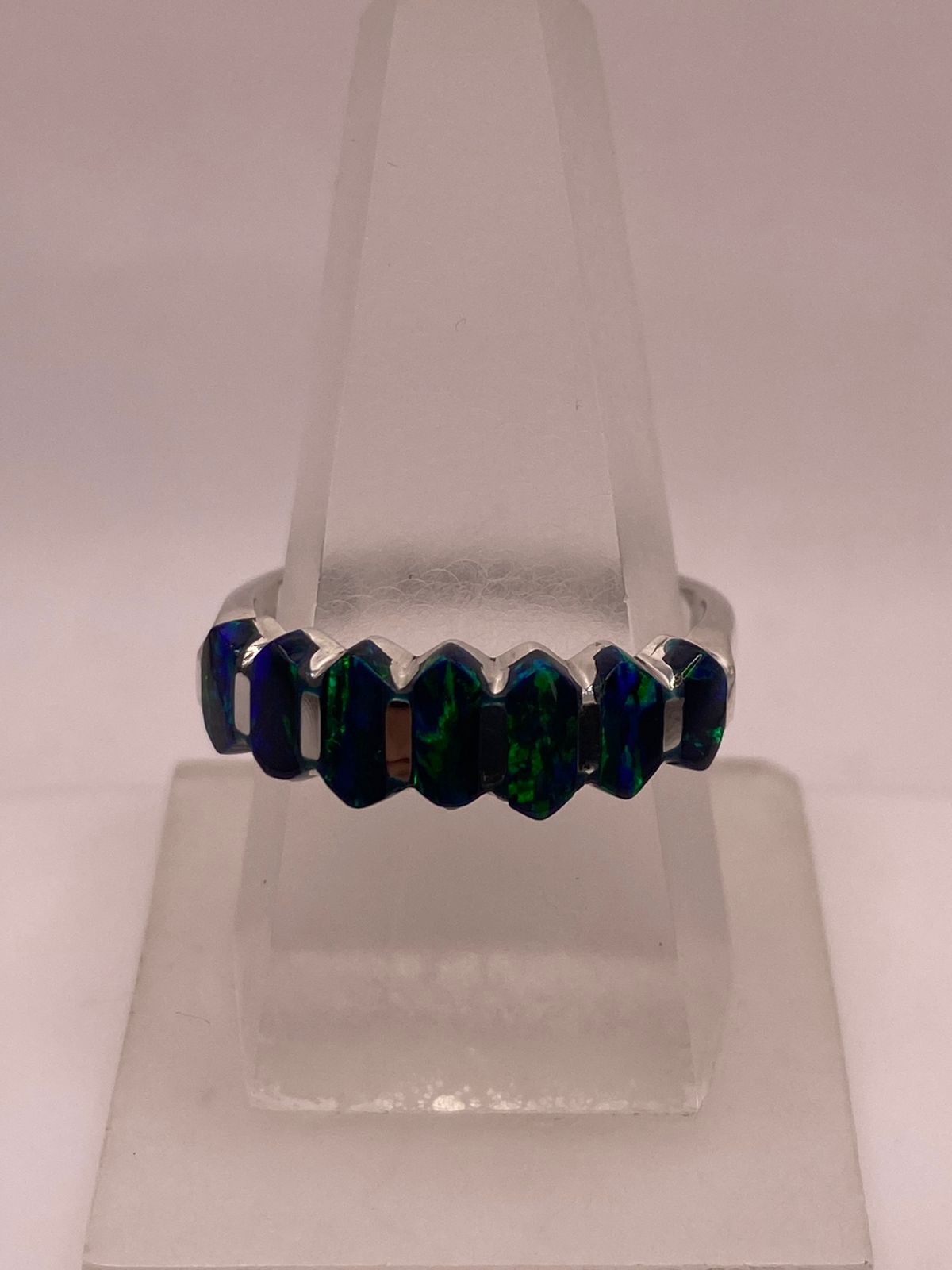 Anillo de Plata .950 con Ópalo de Fuego Azul Diseño Contemporáneo Multipiedra — ángulo diagonal