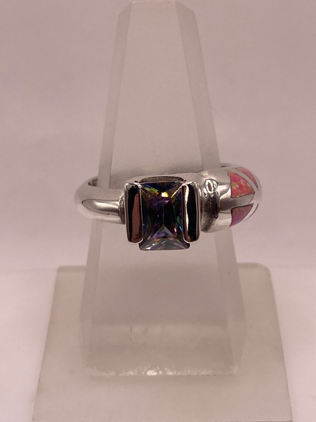 💗 Anillo de Plata .950 con Zirconia Multicolor y Ópalo de Fuego Rosa Diseño Abierto Moderno — ángulo diagonal