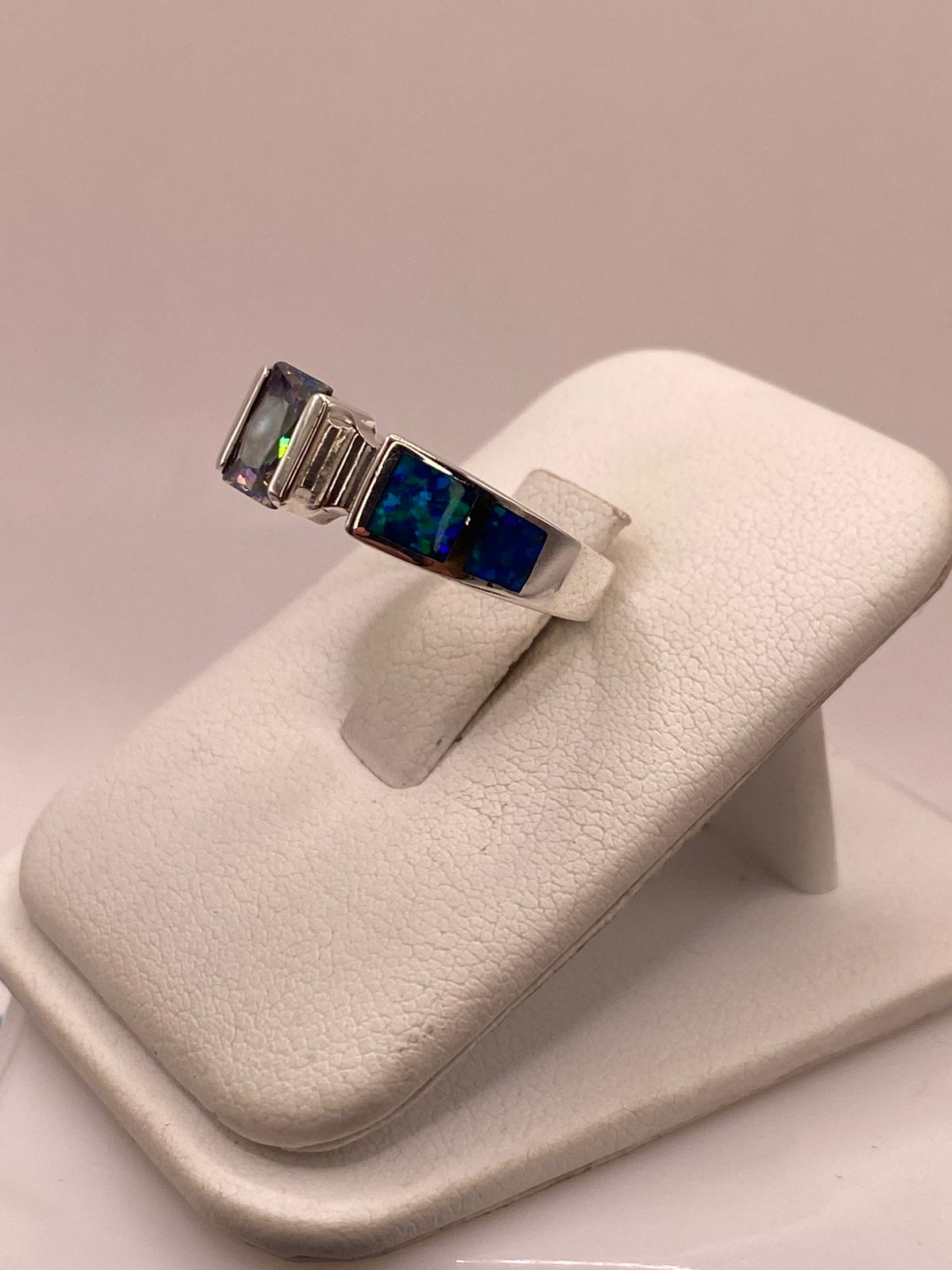 Anillo de Plata .950 con Zirconia y Ópalo de Fuego Diseño Geométrico Elegante