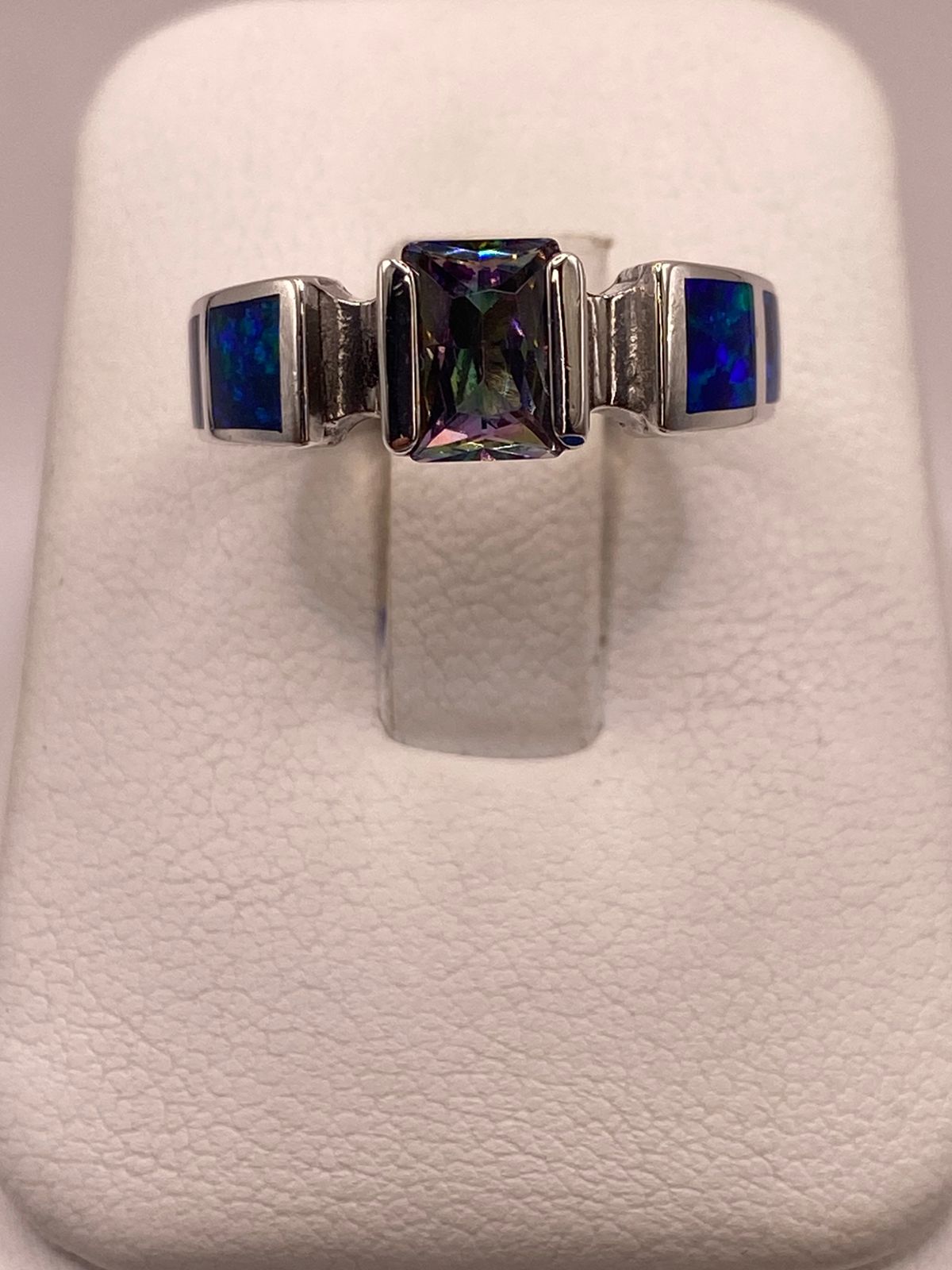 Anillo de Plata .950 con Zirconia y Ópalo de Fuego Diseño Geométrico Elegante