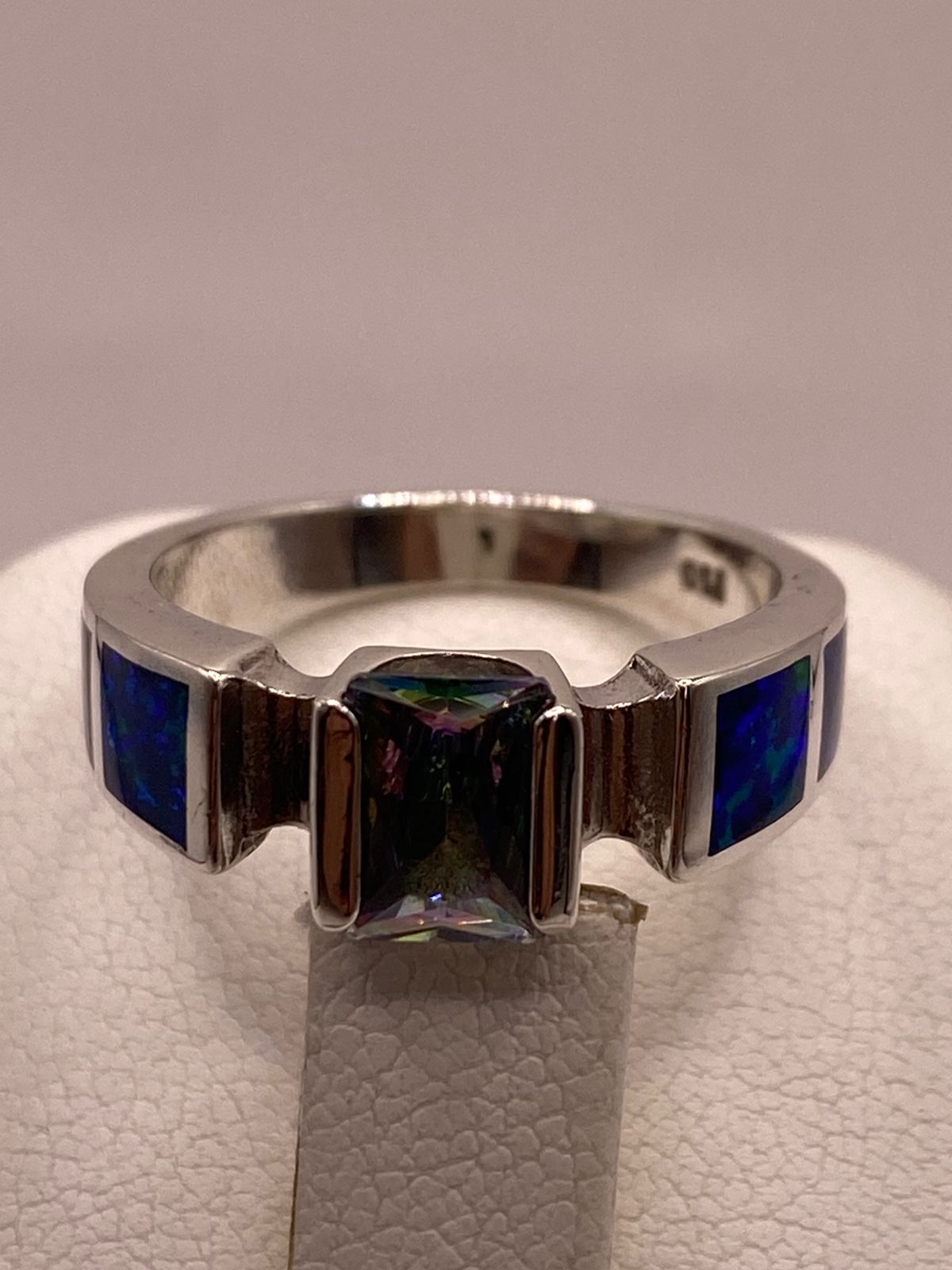 Anillo de Plata .950 con Zirconia y Ópalo de Fuego Diseño Geométrico Elegante