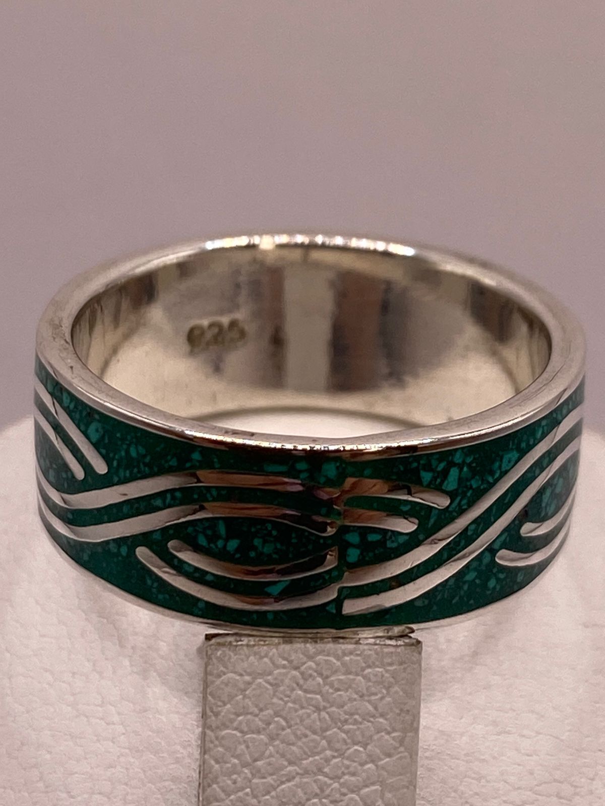 Anillo Plata .925 con Incrustación Verde y Diseño Ondulado