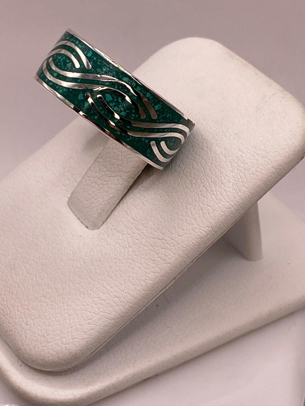 Anillo Plata .925 con Incrustación Verde y Diseño Ondulado